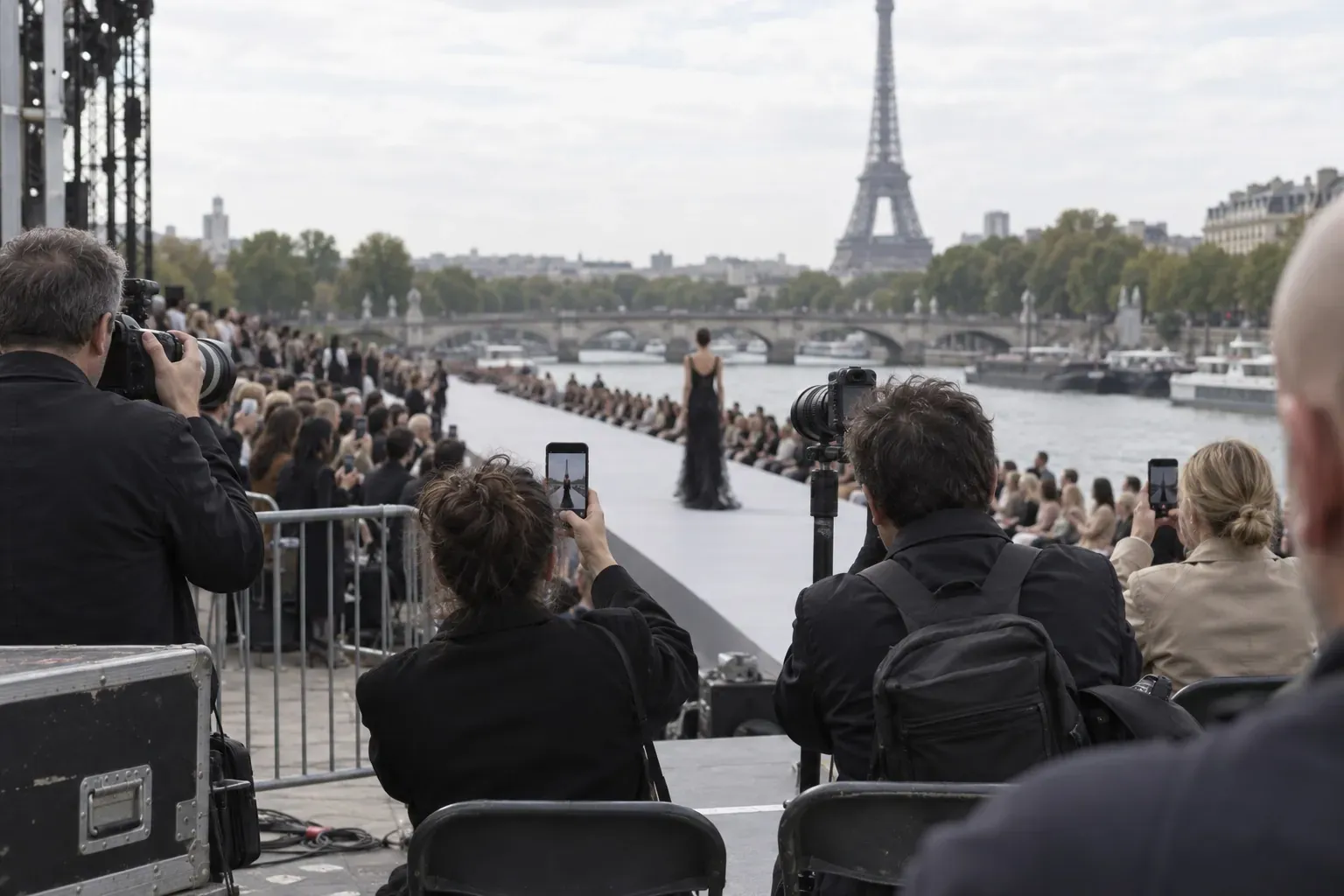 Céline Dion chante « I'm alive » au pied de la tour Eiffel : sa première apparition officielle hors de ses concerts